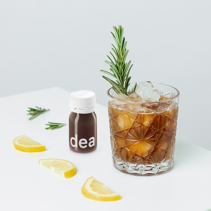 Bebida DEA preparada con hielo, limón y romero junto a una dosis de DEA